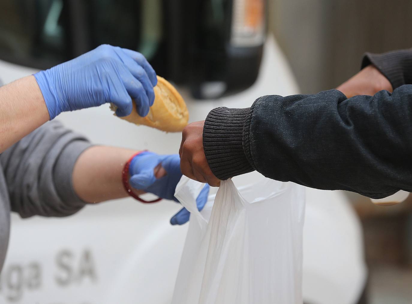 Fotos: Voluntarios de los Ángeles de la Noche siguen repartiendo comida