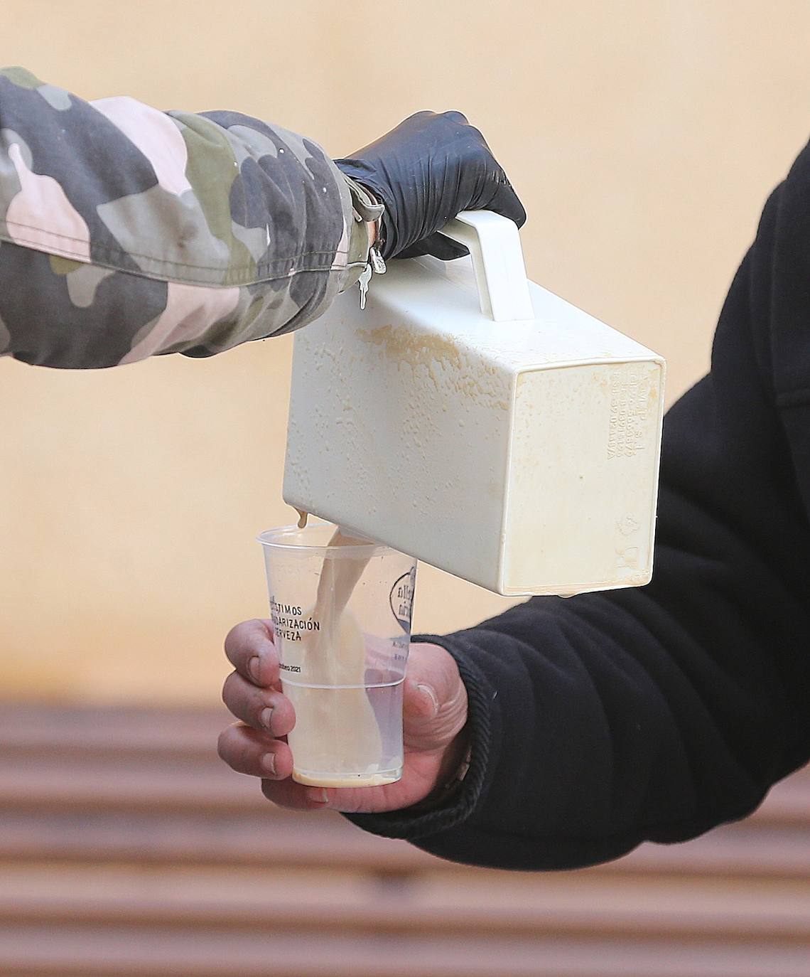 Fotos: Voluntarios de los Ángeles de la Noche siguen repartiendo comida