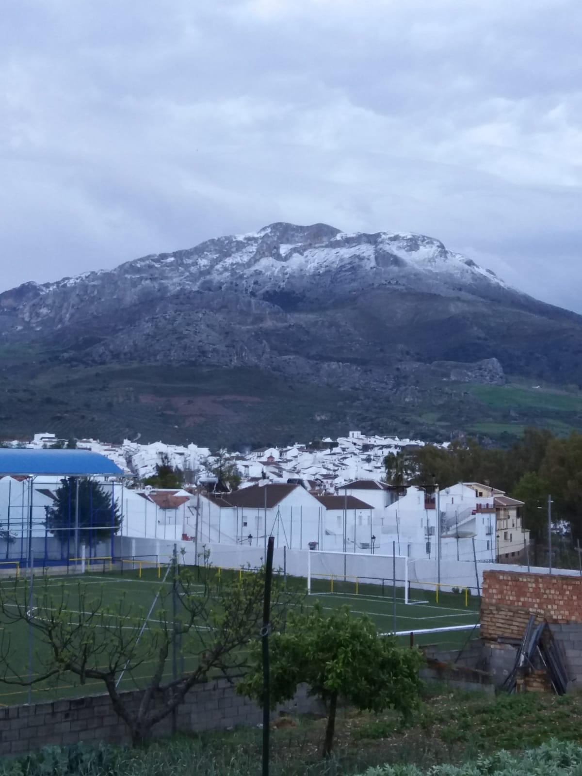 El frente deja hasta nueve centímetros de manto blanco por encima de los 900 metros de altitud. En la imagen, El Burgo.