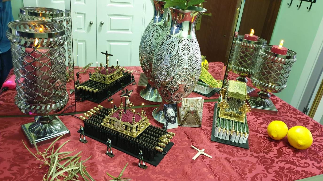 María Angustias Rubio cuenta con este rincón cofrade en su casa en Martínez de la Rosa