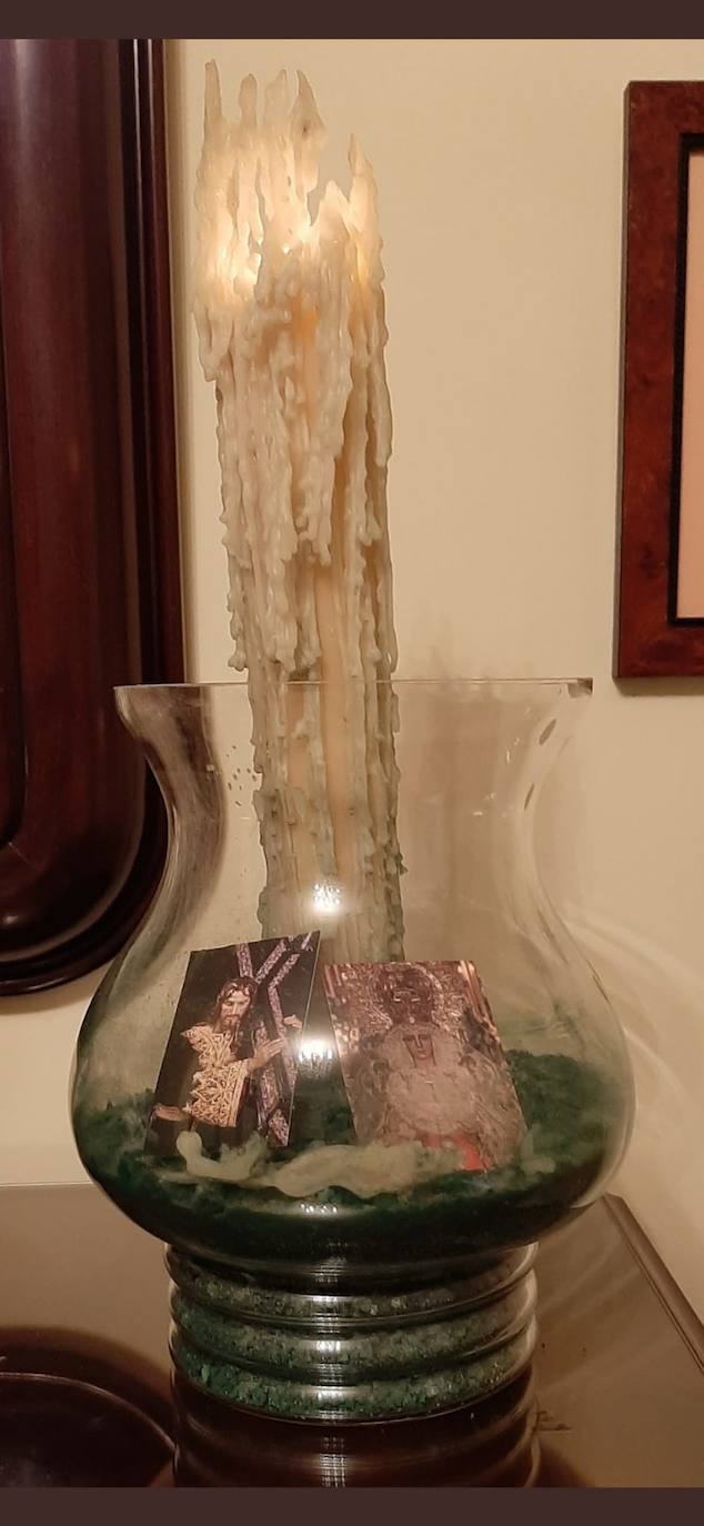 Francisco Ortega es archicofrade del Paso y la Esperanza y de la hermandad de Santa María de la Victoria. La vela es del trono de la Virgen del XXV aniversario de Coronación, año 2013.