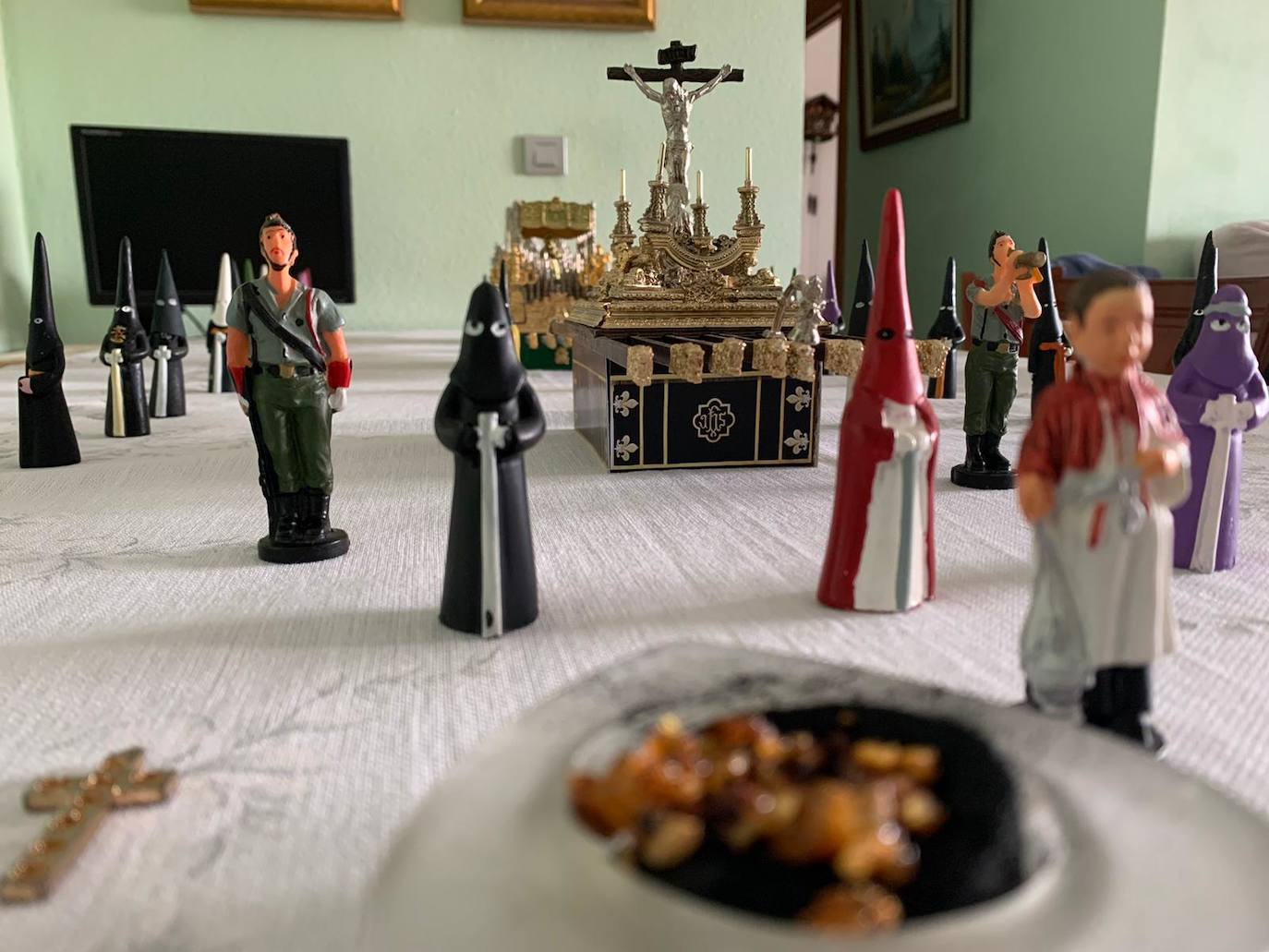 Miriam González Urbano cuenta con una colección de tronos en miniatura, entre ellos el de Mena