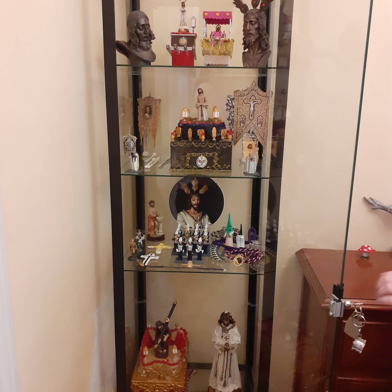 Con solo 11 años, este es el rincón cofrade de Pablo, que es hermano de Pollinica, Cautivo y Fusionadas