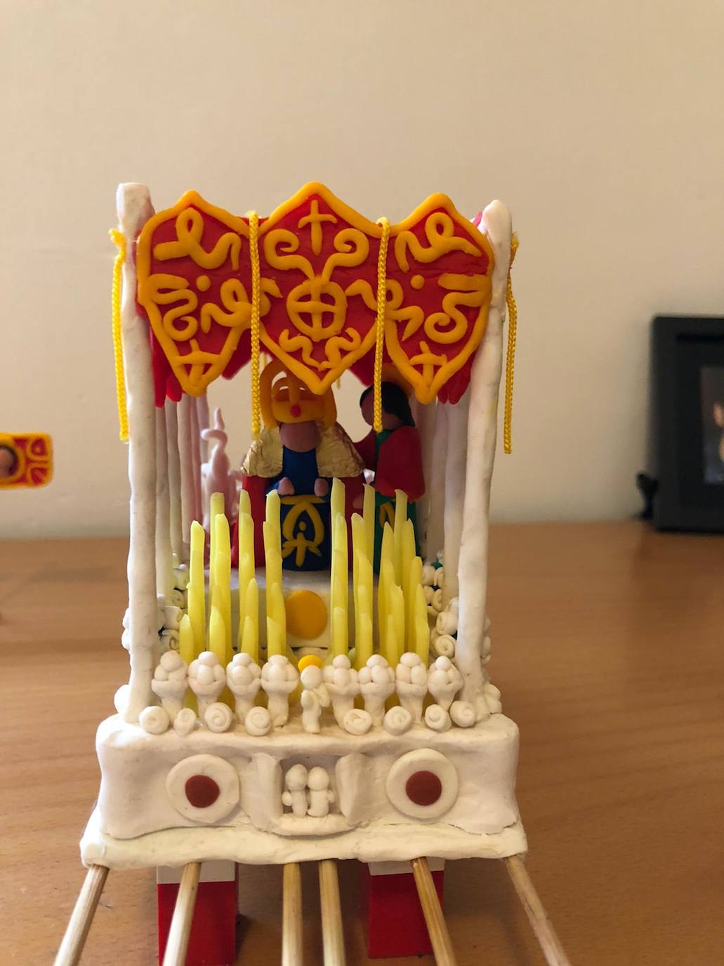 En la casa de Rosa María Castro Calderón aprovechan estos días para hacer réplicas en plastilina de tronos de la Semana Santa de Málaga