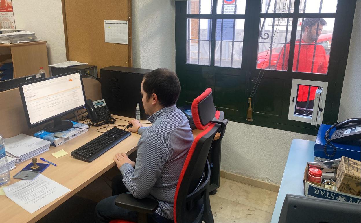 La ventanilla se ha habilitado en la fachada del Consistorio.