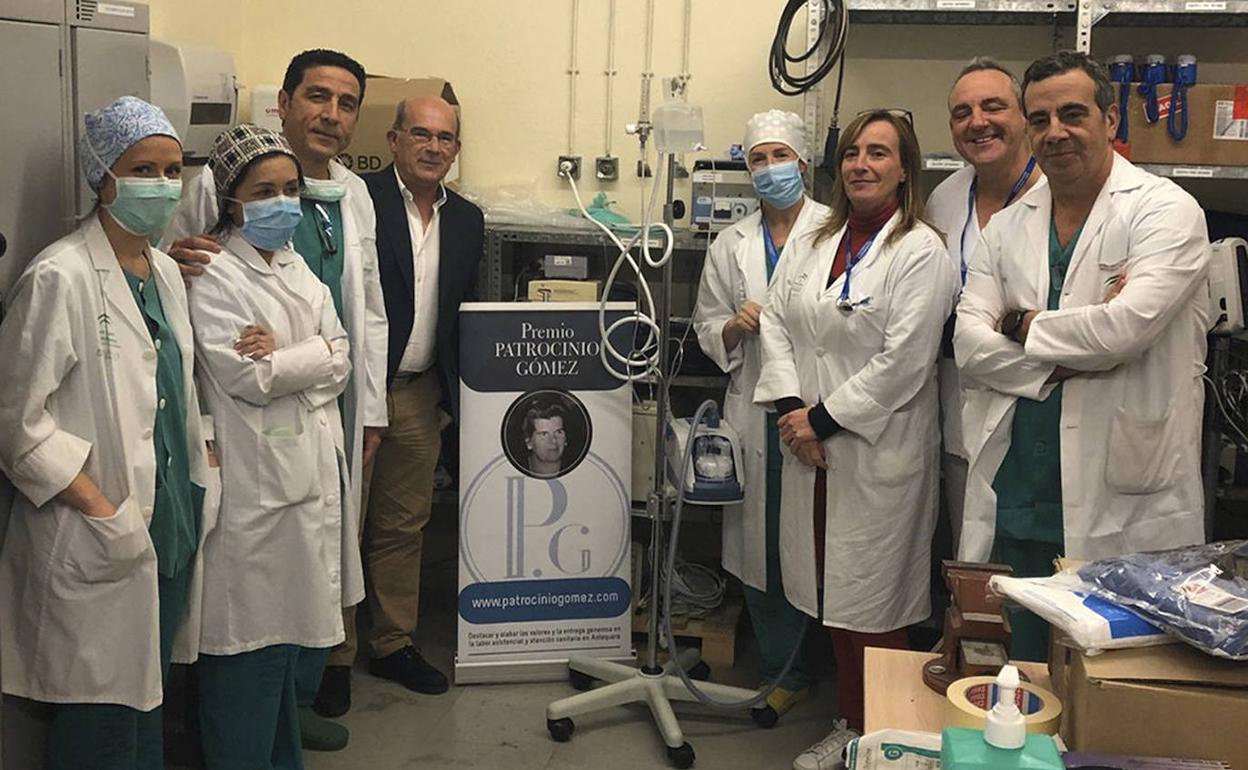 Juan Carlos Gómez hace entrega del primer aparato que ha llegado al Hospital de Antequera gracias al acuerdo alcanzado con la Dirección del Hospital, dirigido por Belén Jiménez