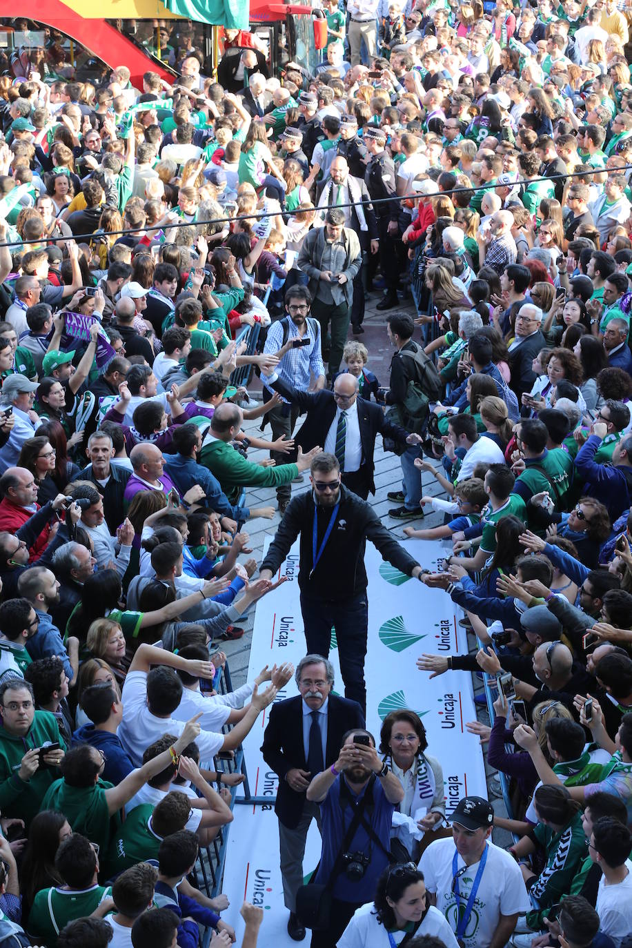 Celebración en la plaza de La Marina, ante miles de seguidores malagueños