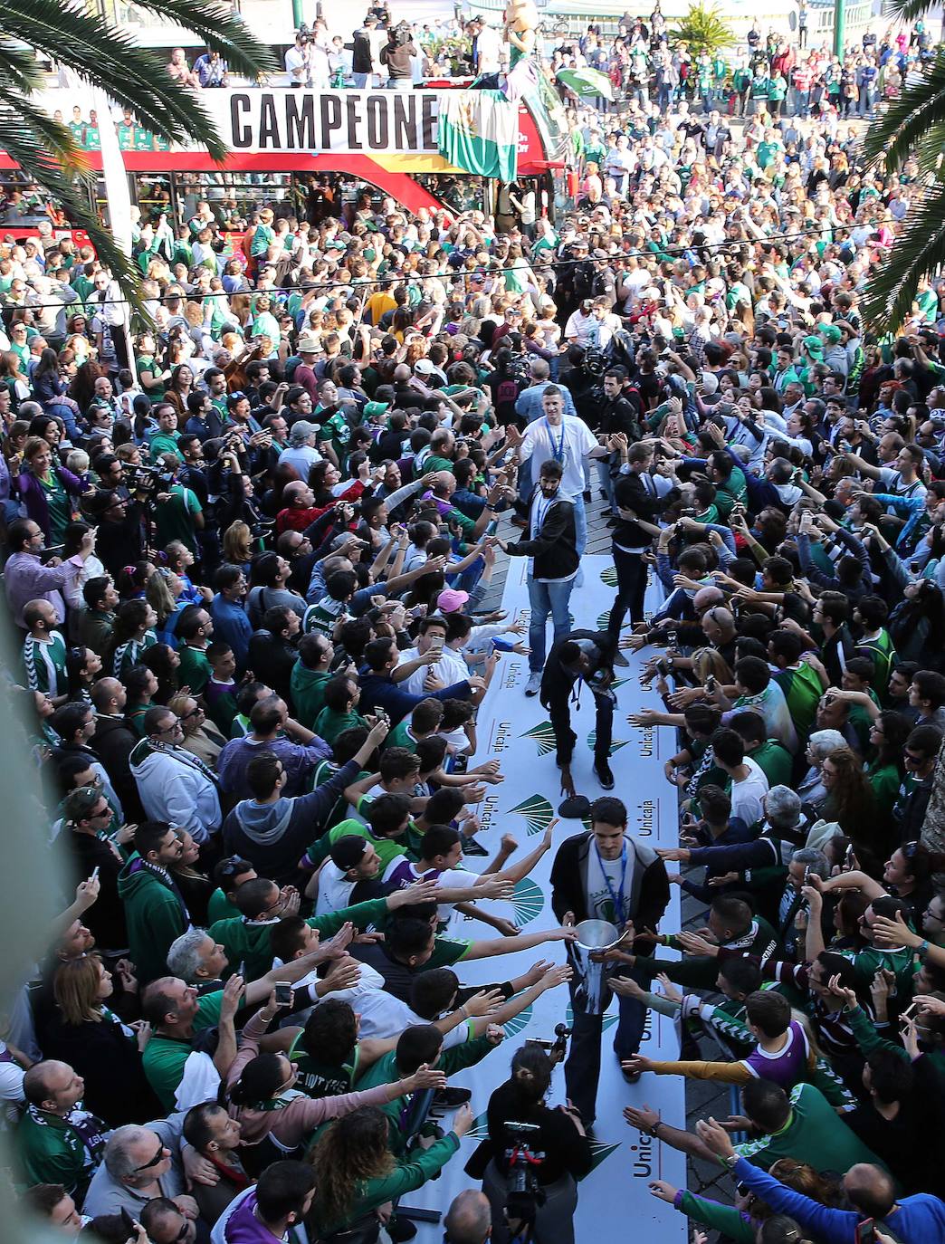 Celebración en la plaza de La Marina, ante miles de seguidores malagueños