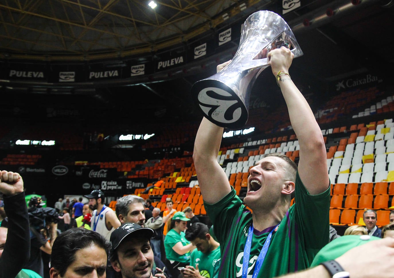 Jugadores, técnicos y directivos celebran el título en la Fuente de San Luis, tras ganarle la final al Valencia