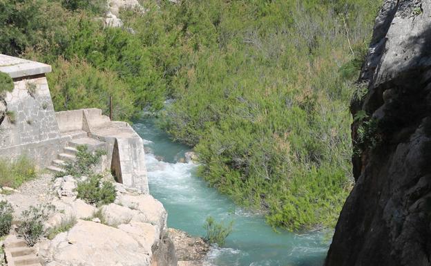 Uno de los saltos de agua dentro del paraje natural del Desfiladero de los Gaitanes