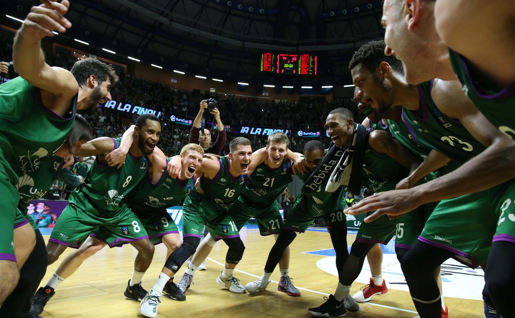 Los jugadores del Unicaja celebran la clasificación para la final de la Eurocup después de derrotar al Lokomotiv. 