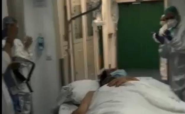 Vídeo: Emotiva despedida de un paciente del Clínico al dejar la UCI