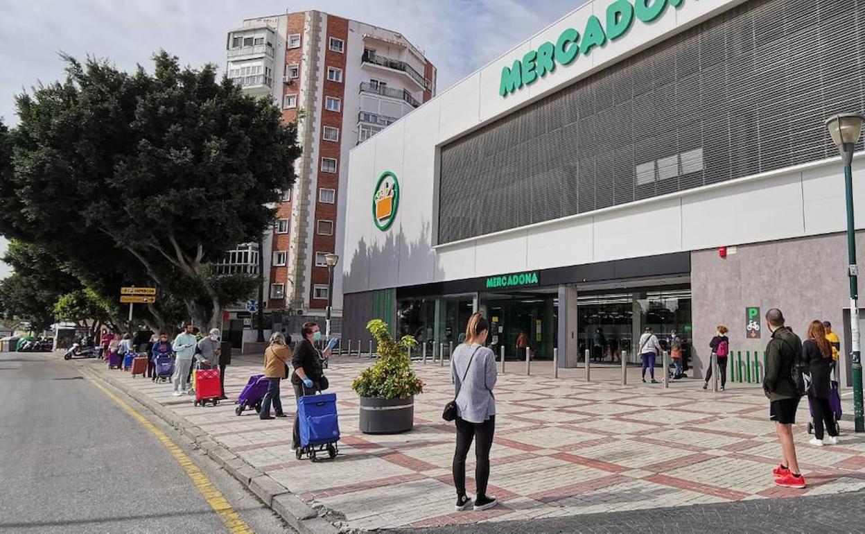 Colas a la entrada de un supermercado en Carranque 