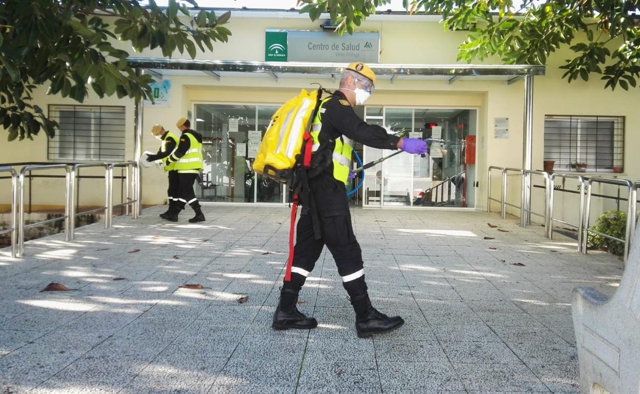 Militares de la UME desinfectan el Centro de Salud Vélez-Sur. 