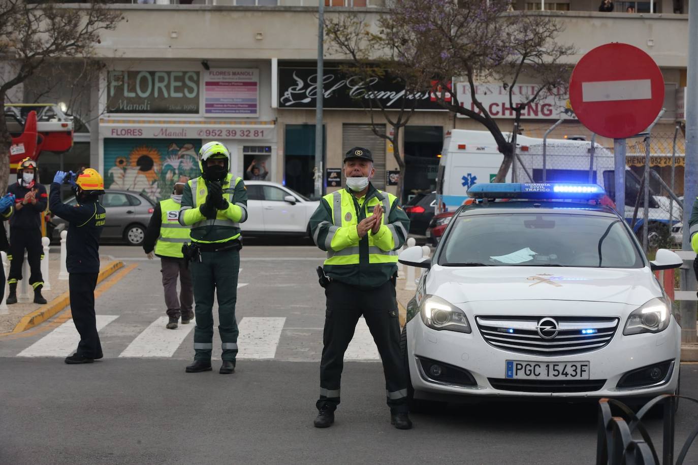 Policías y guardias civiles aplauden a los profesionales del Clínico