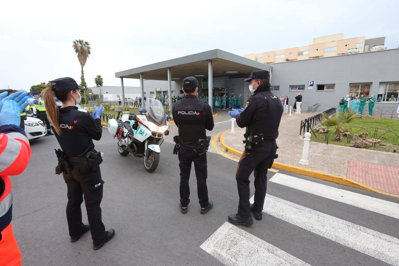 Policías y guardias civiles aplauden a los profesionales del Clínico