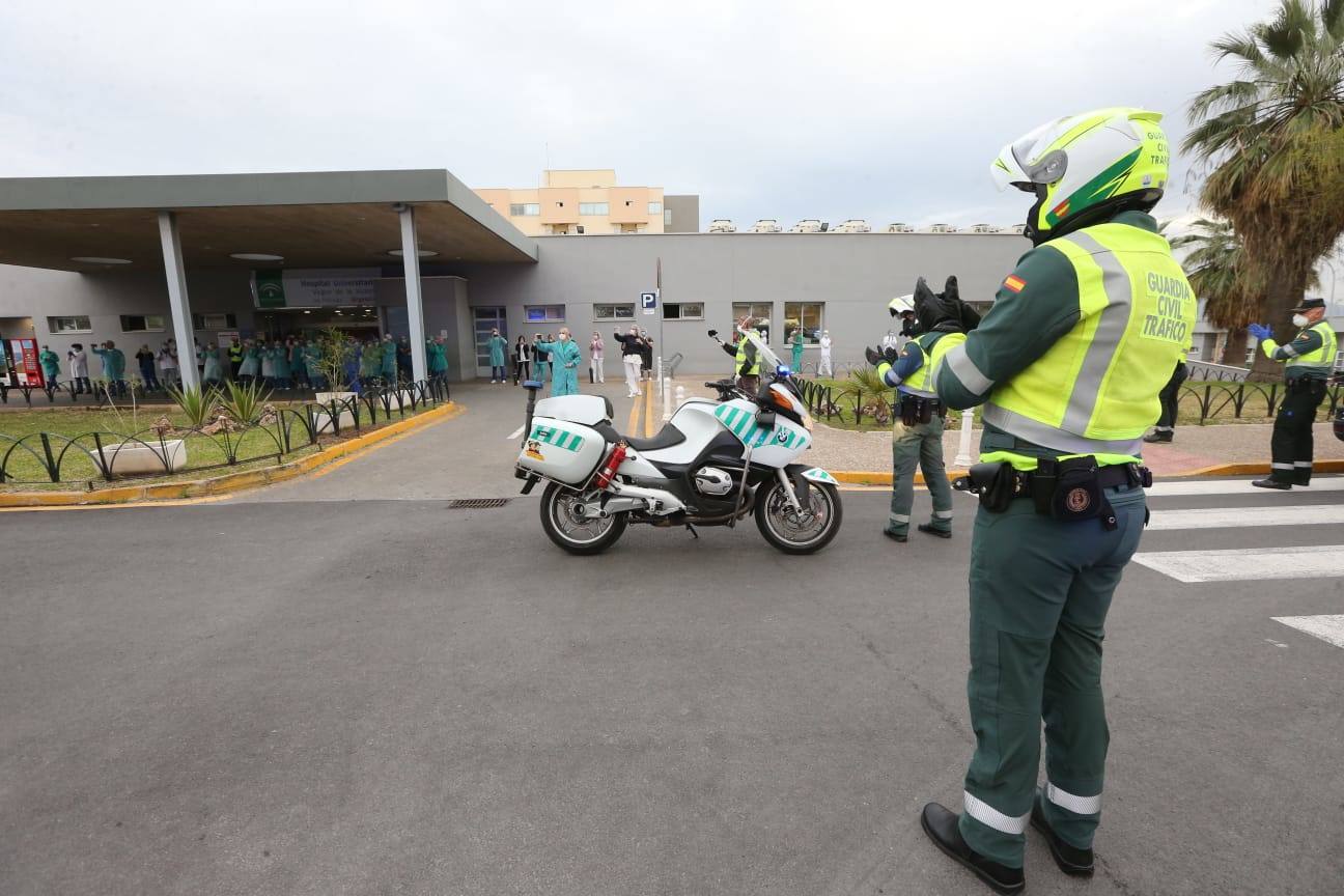 Policías y guardias civiles aplauden a los profesionales del Clínico
