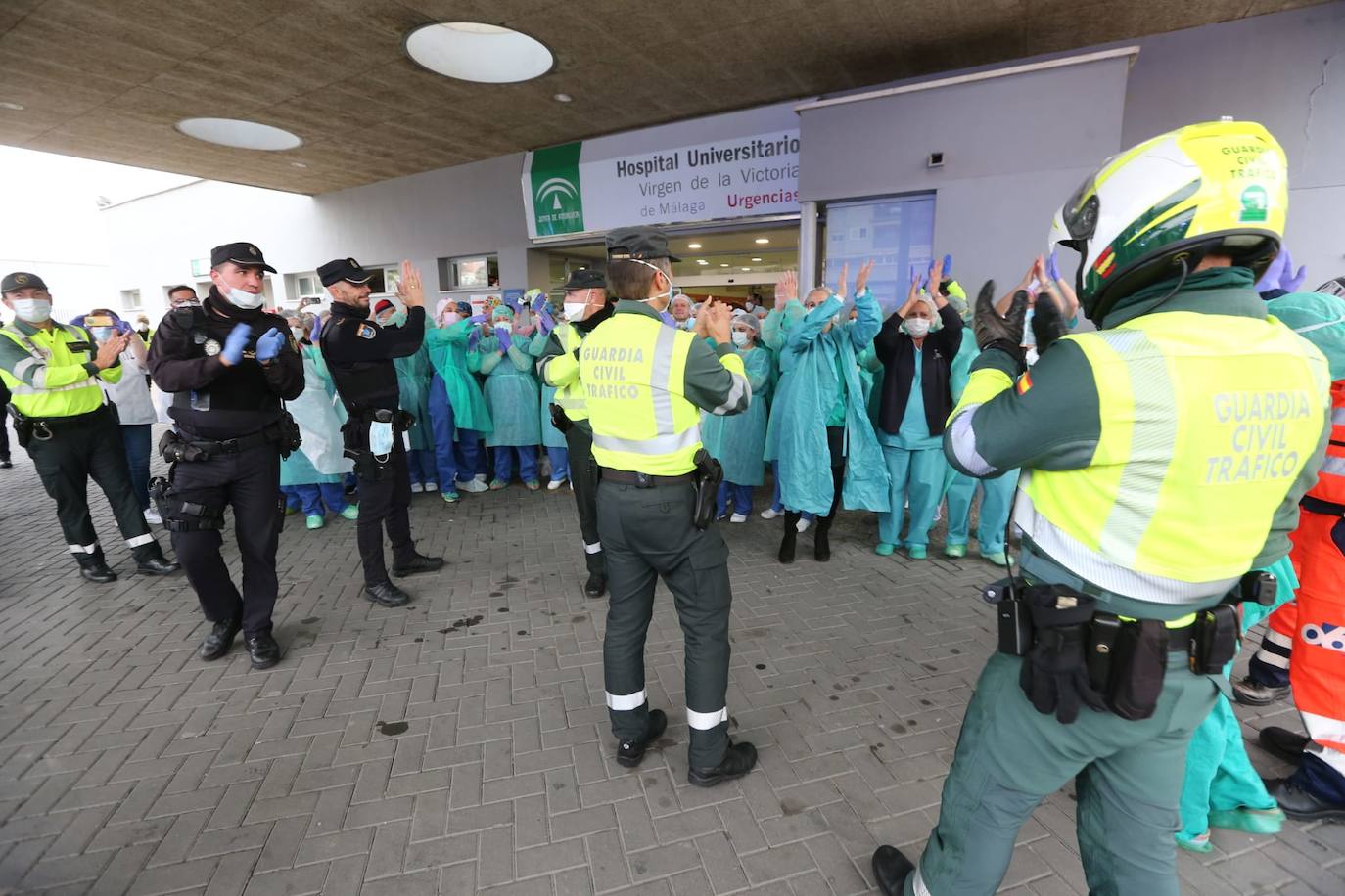 Policías y guardias civiles aplauden a los profesionales del Clínico