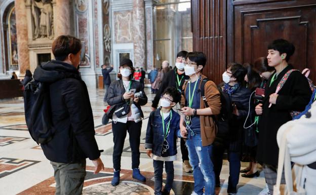 Sanidad y la OMS se plantean ahora pedir a toda la población que use mascarillas