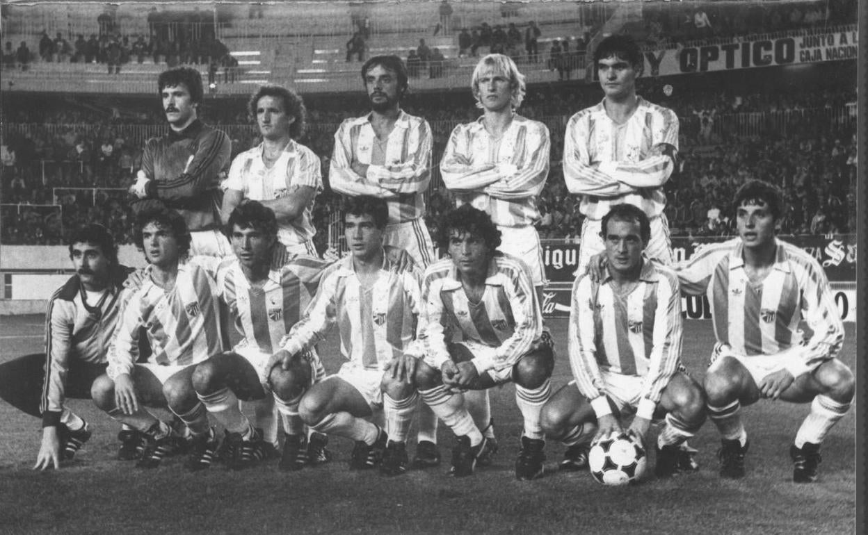 Once que jugó frente al Atlético. De pie, Fernando, Popo, Brescia, Regenhardt y Muñoz Pérez, y agachados, Salvador Mayorga (masajista), Rodríguez, Canillas, Recio, Toto, Martín y Jose. 