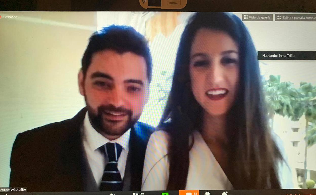 Santiago y Lourdes, ayer, durante el enlace virtual al que asistió la familia y los amigos. 