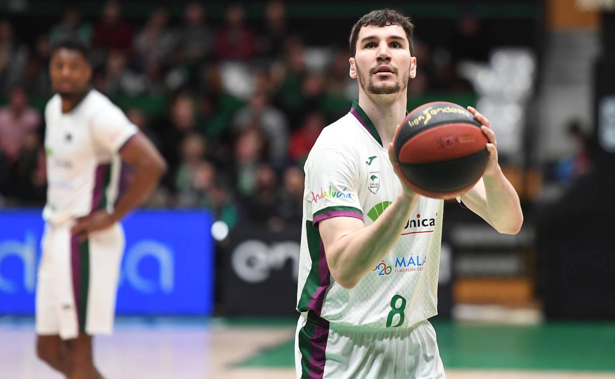 Darío Brizuela, en un tiro libre en un partido del Unicaja. 