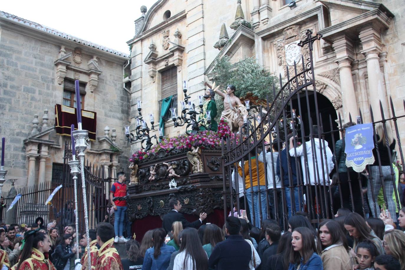 LUNES SANTO. Ronda: Los pasos del Huerto no procesionarán este Lunes Santo y no iluminarán la noche rondeña. La hermandad tendrá que esperar al próximo año para estrenar la restauración y plateado del palio de Consuelo de las Tristezas. 
