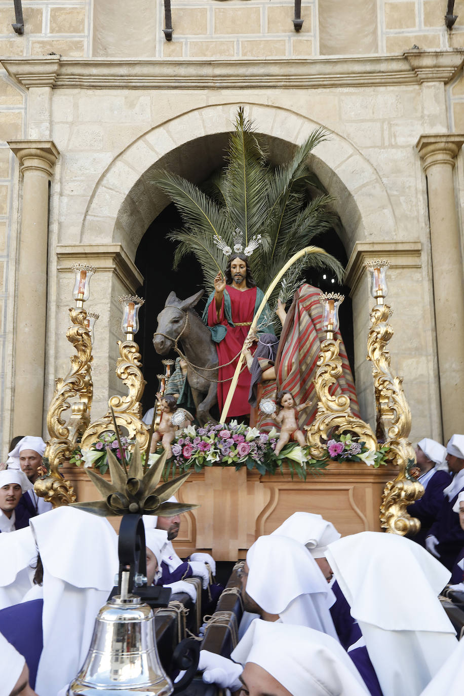 DOMINGO DE RAMOS. Antequera: La Cofradía de la Pollinica de Antequera tendrá que esperar a 2021 para poner en la calle los estrenos que tenía previstos, entre ellos la cartela delantera, tallada en madera, del trono del Señor. Además, el antequerano Antonio González iba a debutar como vestidor de las tres imágenes para la procesión.