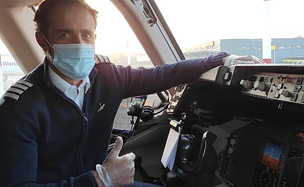El comandante Manuel Arias se ha tenido que acostumbrar a pilotar bajo estrictas medidas de seguridad. 