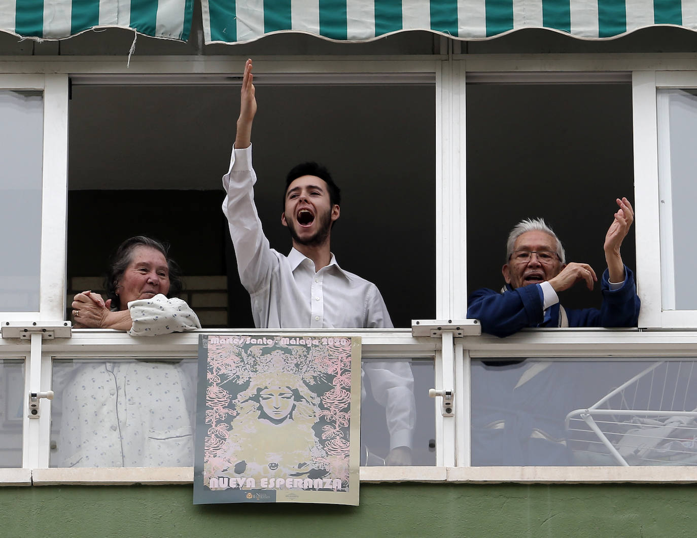 Fotos: Los vecinos de Nueva Málaga homenajean a la Cofradía de Nueva Esperanza