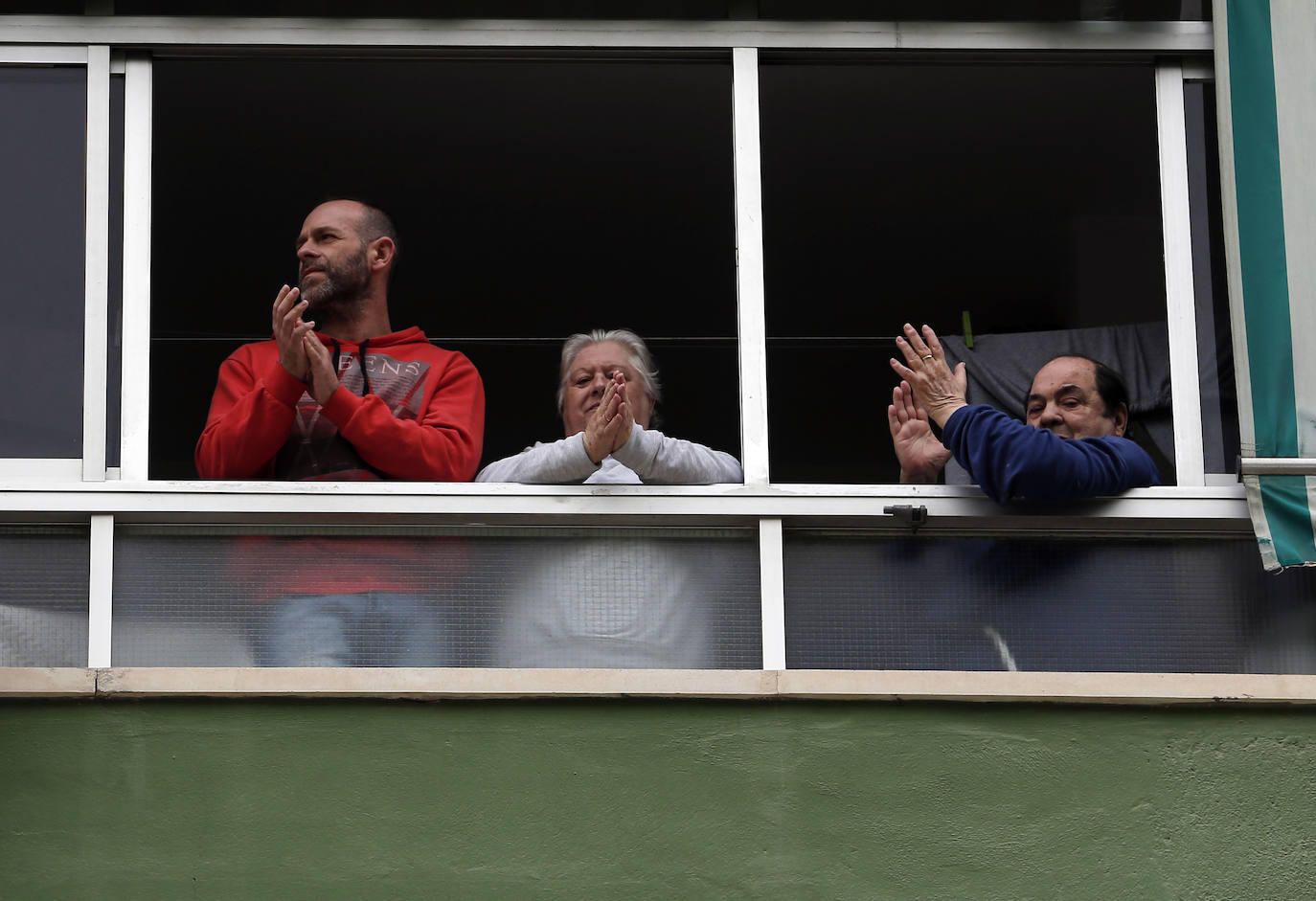 Fotos: Los vecinos de Nueva Málaga homenajean a la Cofradía de Nueva Esperanza