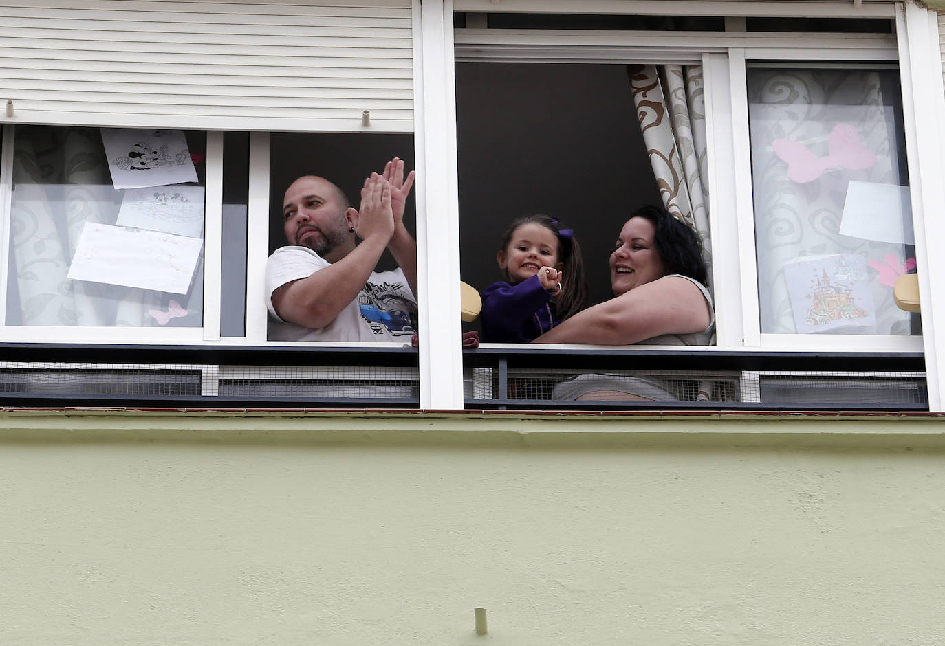Fotos: Los vecinos de Nueva Málaga homenajean a la Cofradía de Nueva Esperanza