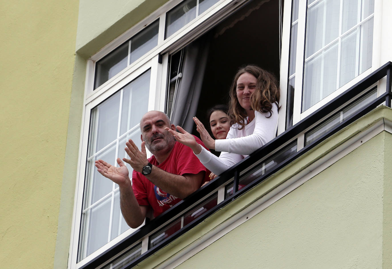 Fotos: Los vecinos de Nueva Málaga homenajean a la Cofradía de Nueva Esperanza