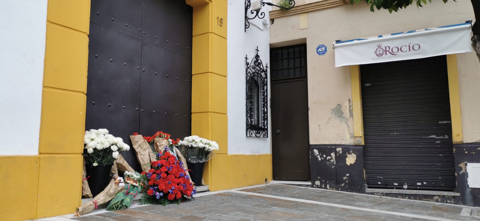 La puerta de San Lázaro se llena de flores para la Virgen del Rocío y el Nazareno de los Pasos