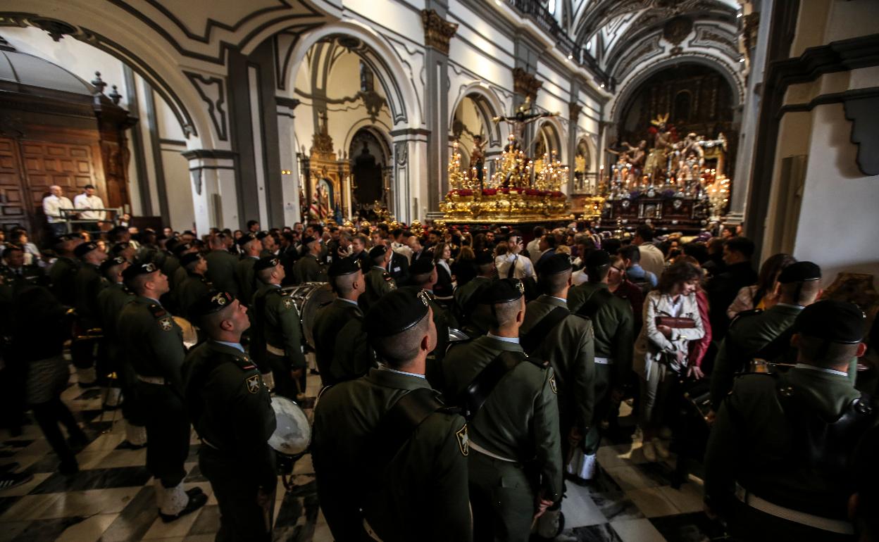 La Brigada Paracaidista, el pasado año, en el interior de San Juan junto a los tronos.
