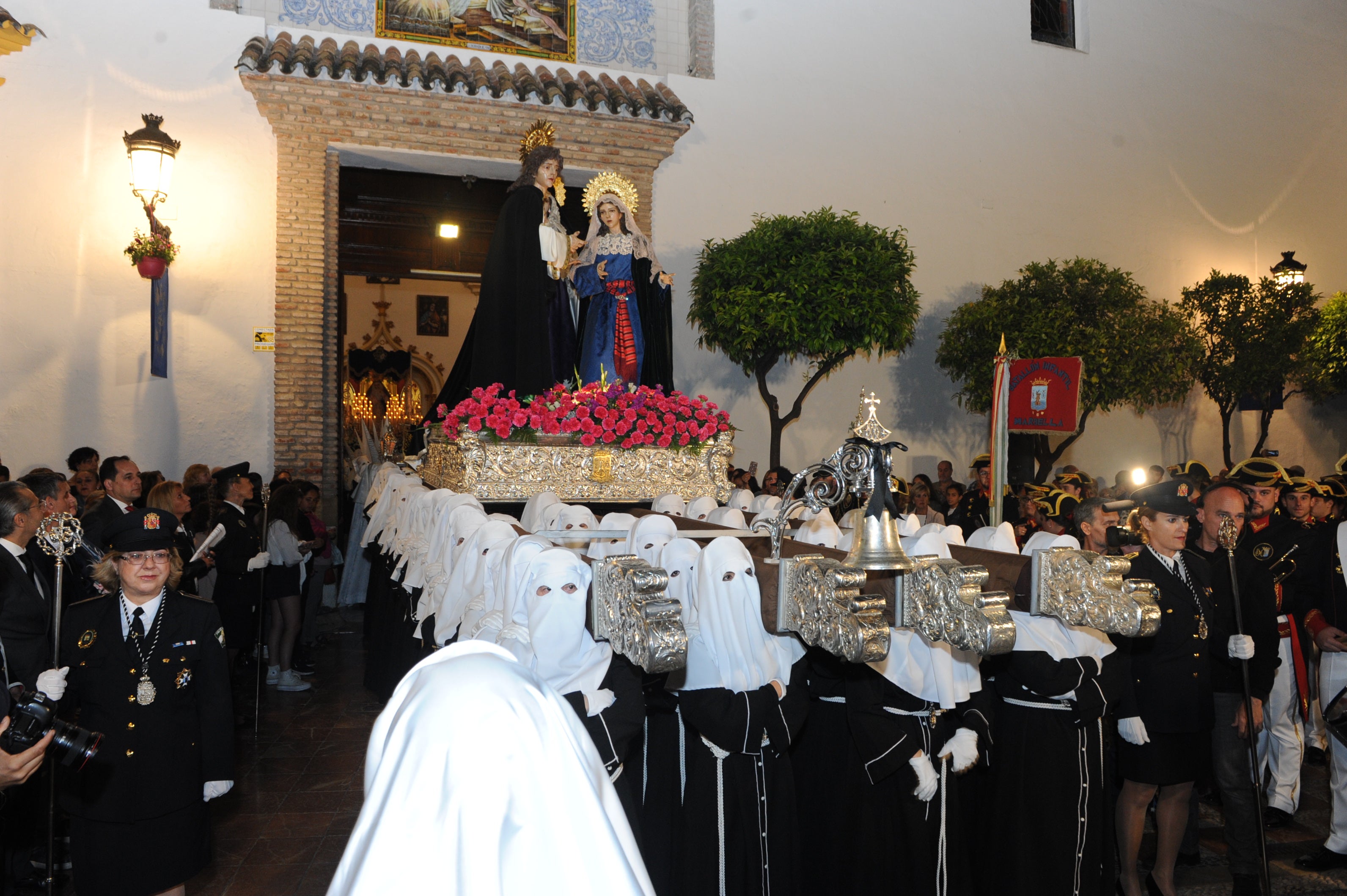 MARTES SANTO. Marbella. La Hermandad de Nuestro Padre Jesús Cautivo, María Santísima de la Encarnación, Santa Marta, San Lázaro y María había puesto mucho esfuerzo y cariño en la estación de penitencia de este Martes Santo. La gran novedad era la presentación del nuevo trono de Nuestro Padre Jesús Cautivo, realizado en los talleres del escultor Juan Carlos García Díaz, que ha sido tallado en madera de cedro y que quedará preparado para ser dorado en los próximos años. También se había modificado la mesa del trono de María Santísima de la Encarnación y se habían adaptado los varales para acoger más portadores. Conchi Jiménez e Inés Gormaz habían confeccionado nuevos faldones para los tronos. Todo se disfrutará el próximo año.