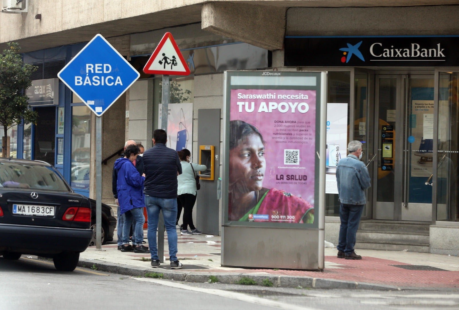 El estado de alarma deja estampas inéditas. En la imagen, cola para un cajero.