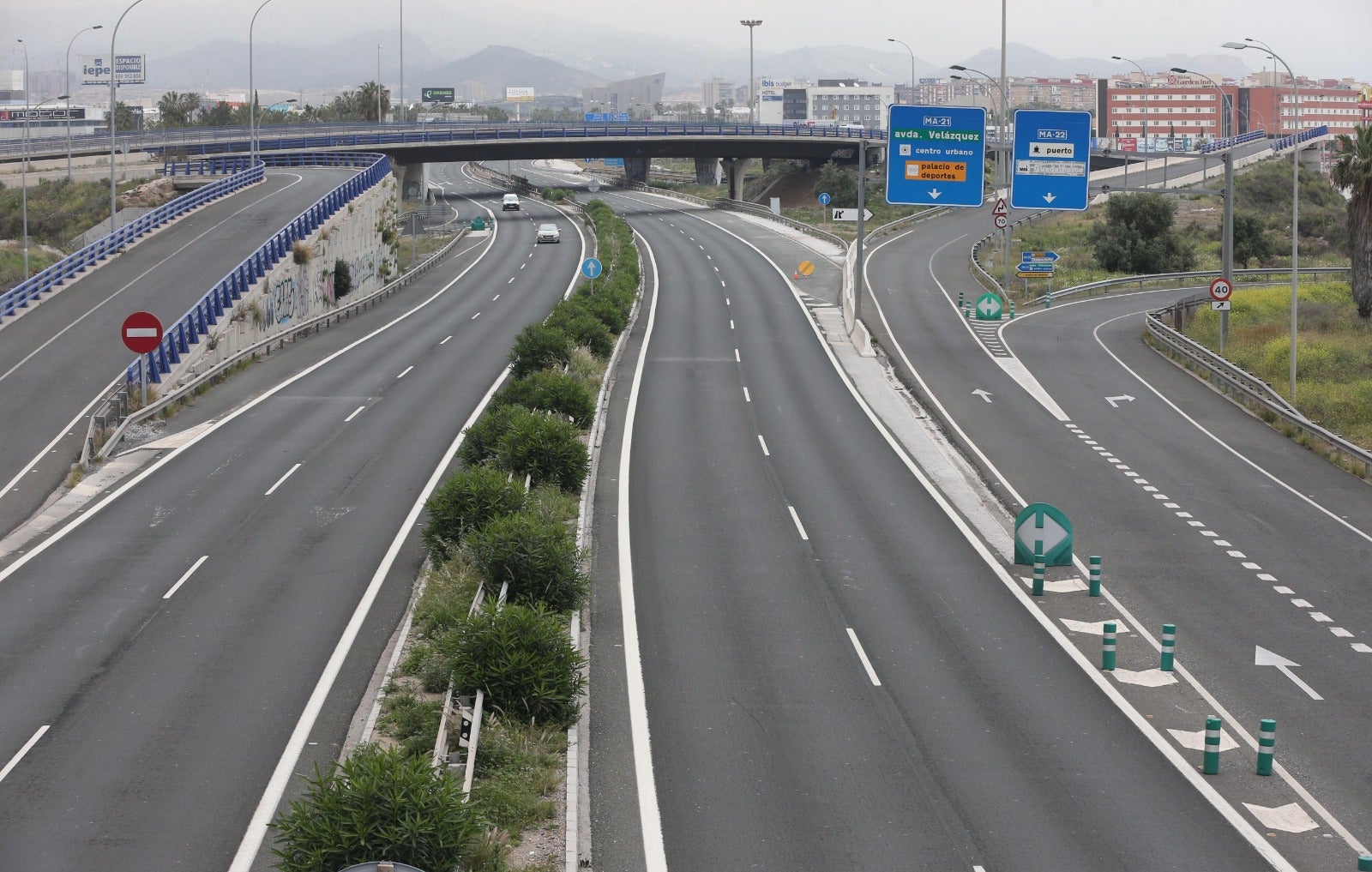 El estado de alarma deja estampas inéditas.Imagen de carreteras malagueñas.