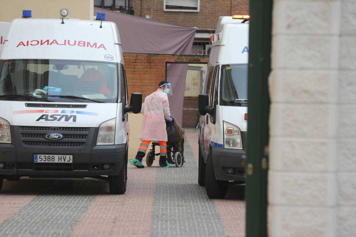 Apertura de un centro de evacuación para mayores contagiados de Málaga, en un antiguo colegio mayor de La Paz