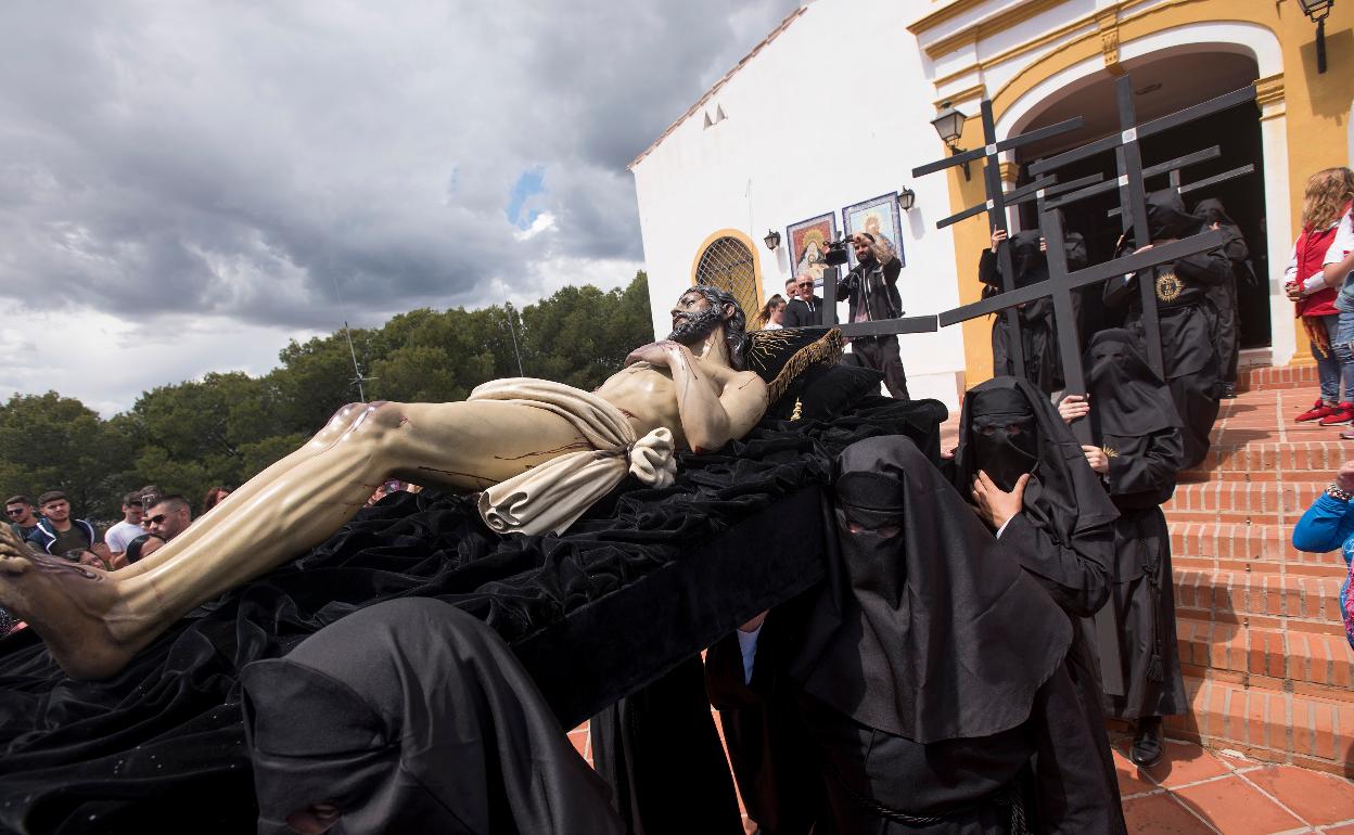 El Cristo Yacente de la Paz y la Unidad en el momento de salir de la ermita del Monte Calvario.