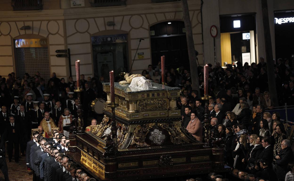 El Cristo del Santo Sepulcro sobre el impresionante catafalco hecho trono.