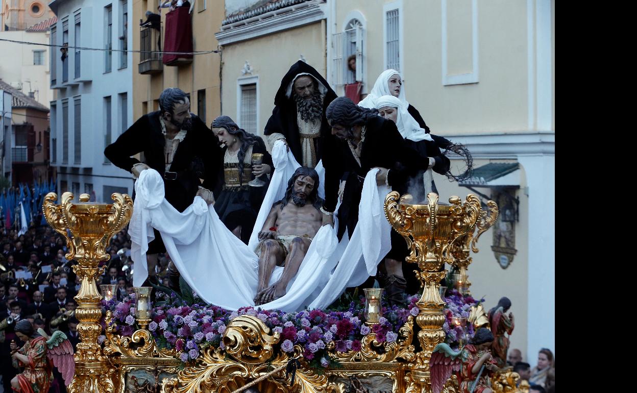 El Santo Traslado por las calles de la Trinidad.