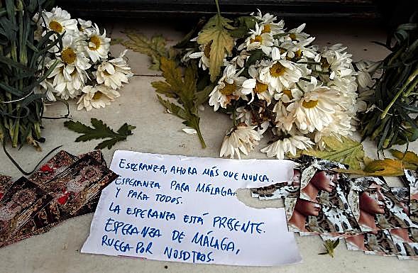 Mensaje dejado por un devoto junto a las flores.
