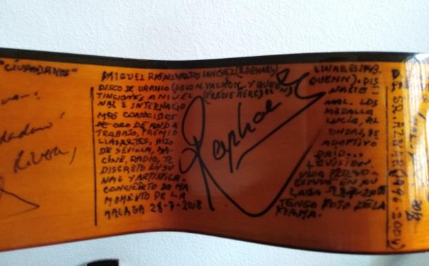 La firma de Raphael luce en una de las guitarras. 