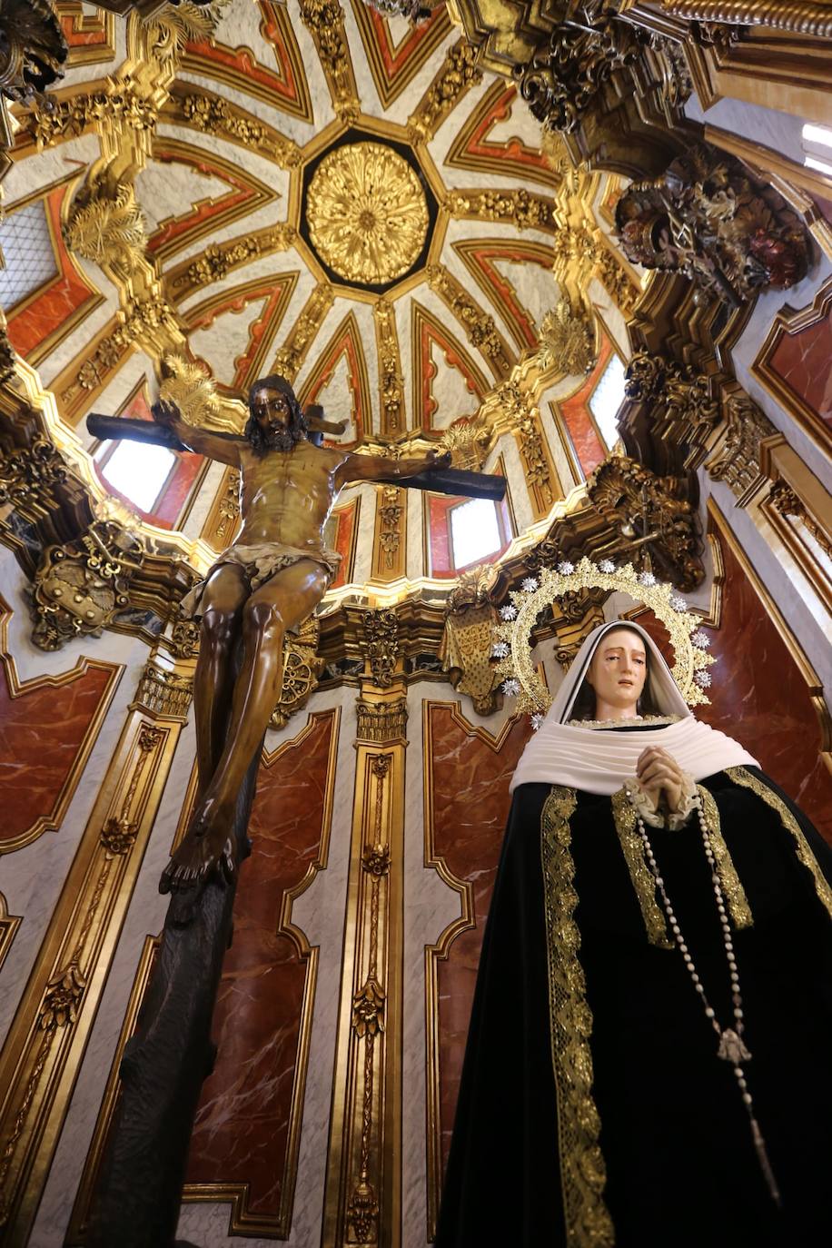 El silencio y la soledad protagonizan el amancer de este Jueves SAnto en la parroquia de Santo Domingo. 