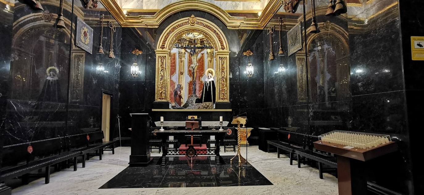 El silencio y la soledad protagonizan el amancer de este Jueves SAnto en la parroquia de Santo Domingo. 