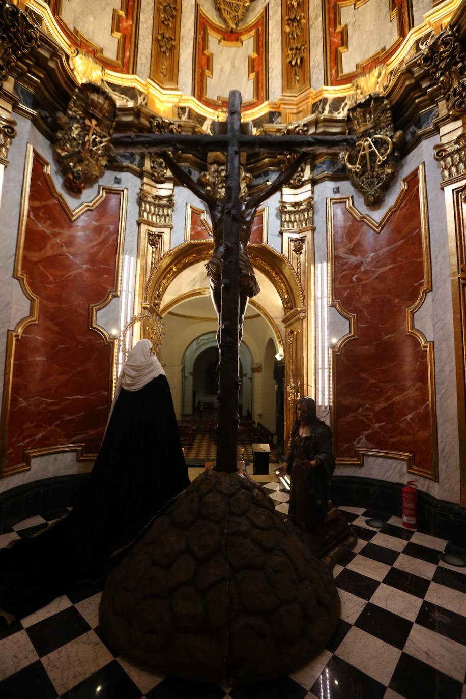 El silencio y la soledad protagonizan el amancer de este Jueves SAnto en la parroquia de Santo Domingo. 