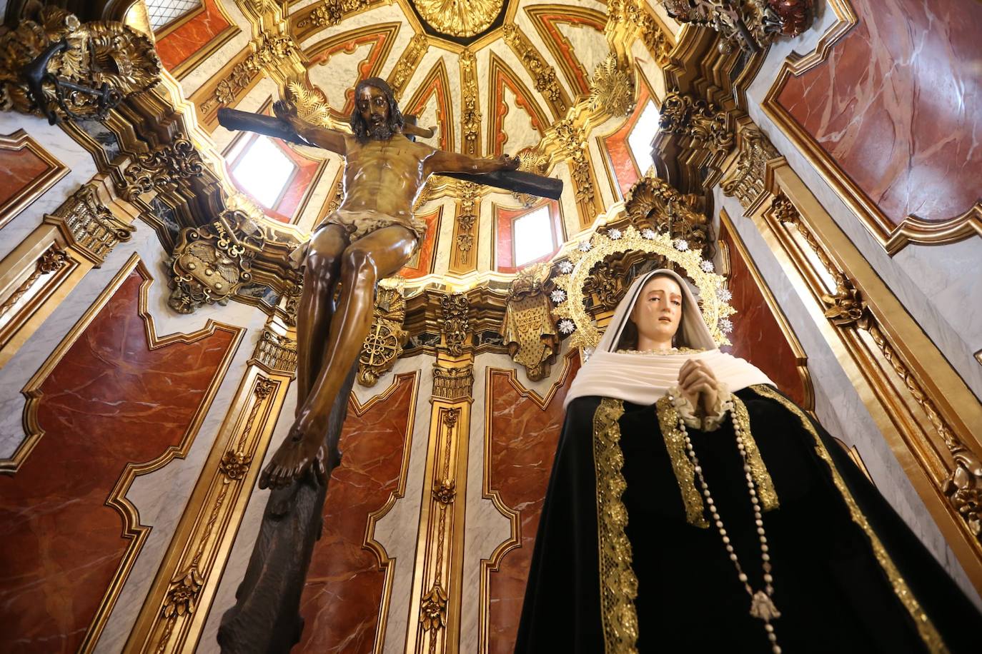 El silencio y la soledad protagonizan el amancer de este Jueves SAnto en la parroquia de Santo Domingo. 