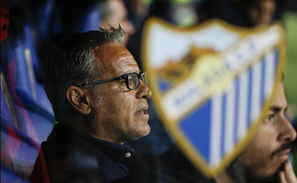 Sergio Pellicer, en el banquillo de La Rosaleda esta temporada.
