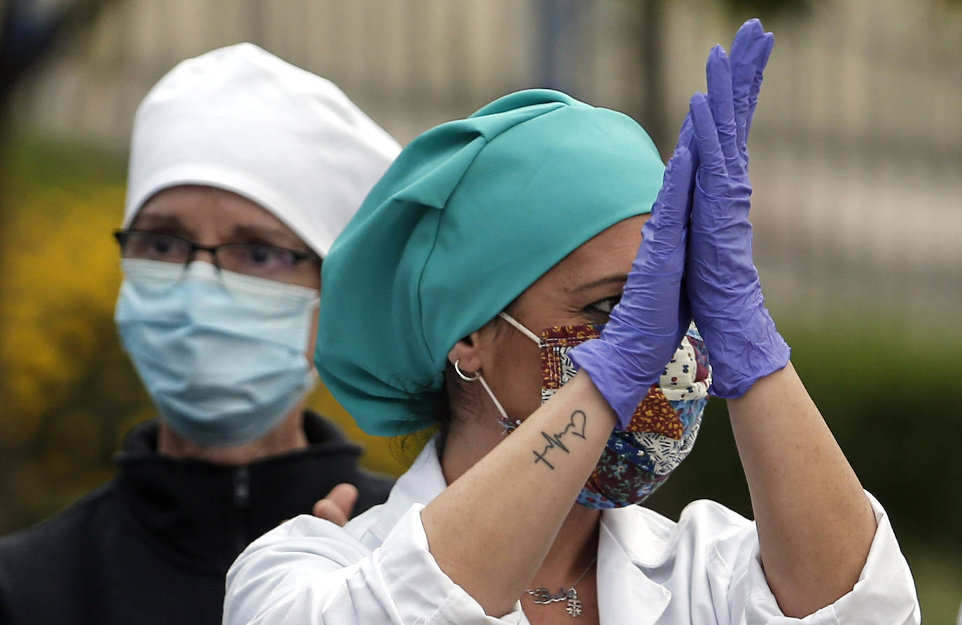 Aplausos en el Hospital Regional de Málaga este Jueves Santo